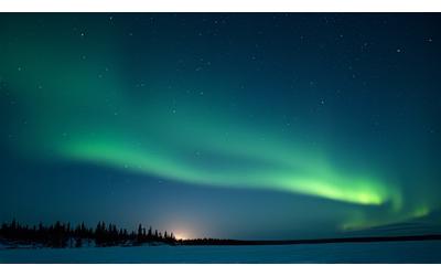 Night sky with a faint green aurora band, indicating a low forecast.